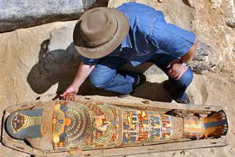 Egyptian archaeologists find mummies 