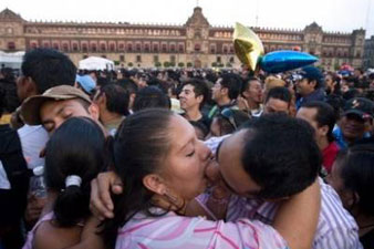 New world record of kisses established 