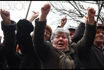 Акция в поддержку Артака Хачатряна проходит перед зданием правительства