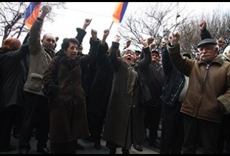 Demonstrators march towards Armenian police office