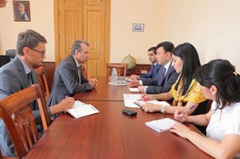 Armenian NA vice-speaker receives Belarusian ambassador