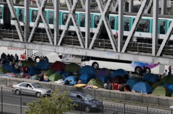 Channel Tunnel migrant crisis: Man dies as 1,500 try to enter