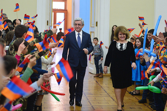 Серж Саргсян и Рита Саргсян по случаю праздников Нового года и Рождества приняли многочисленных детей