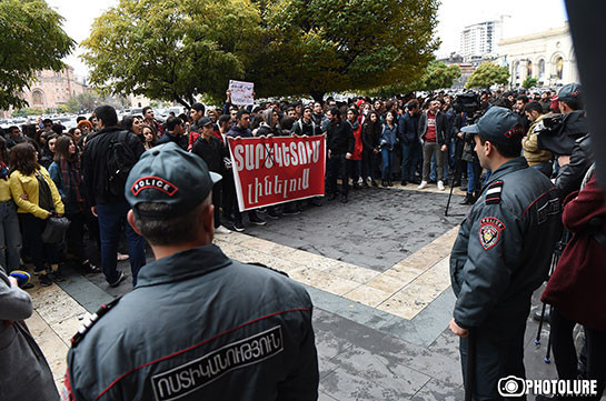 Премьер Армении готов встретиться с протестующими против отмены отсрочки  студентами, однако без представителей СМИ