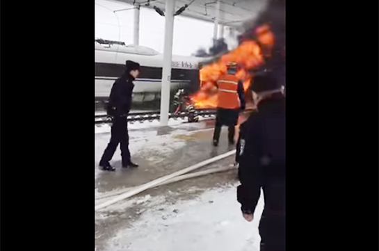 Скоростной пассажирский поезд загорелся на станции в Китае (Видео)