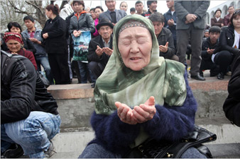 Kyrgyzstan buries victims of clashes in coffins draped in flags