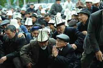 Во время митинга Бакиева в Оше началась стрельба и беспорядки 