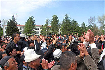 Protesters of new Kyrgyz government take over local office