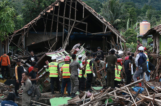 Indonesia tsunami: Fears of new wave as Anak Krakatau volcano seethes (video)