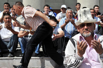 Up to 4,000 supporters of Kyrgyz interim power gather in Bishkek