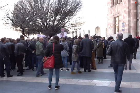 Перед зданием правительства Армении проходит акция протеста против повышения госпошлины