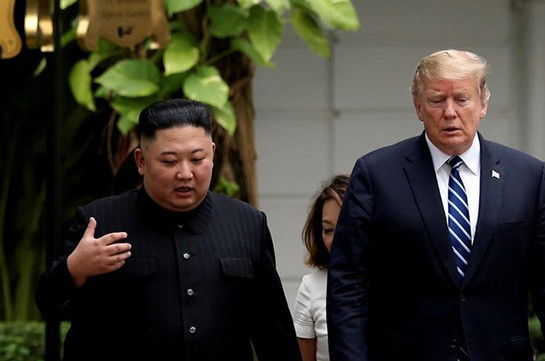 With a piece of paper, Trump called on Kim to hand over nuclear weapons