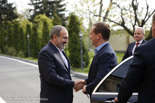 It is common in Armenia to host the dearest guests at home: PM Pashinyan meets with RF Premier Medvedev (video)