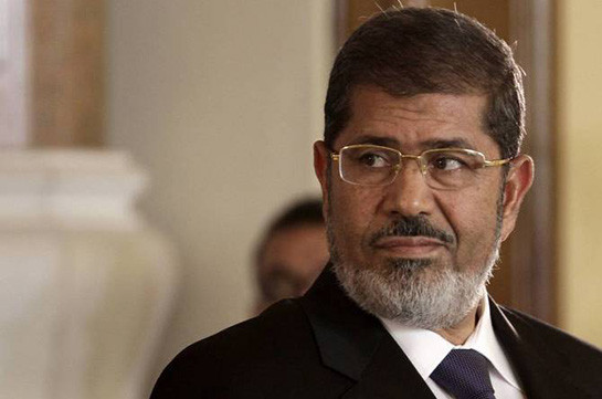 Mohammed Morsi: Egyptian ex-leader is buried after court death