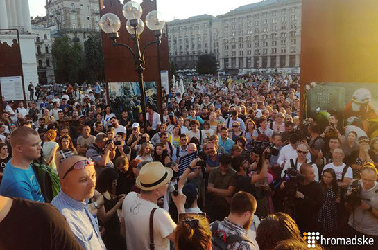 В Киеве избили журналиста на акции против блогера Шария