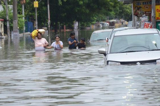 Bihar and Uttar Pradesh: More than 100 dead in fresh India flood chaos