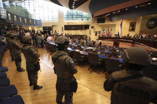 Heavily-armed police and soldiers enter El Salvador parliament