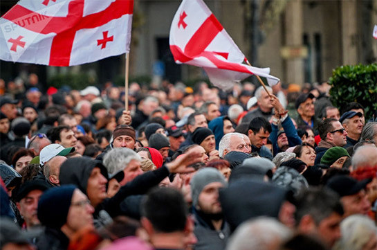 В Грузии оппозиционеры проводят митинг около парламента