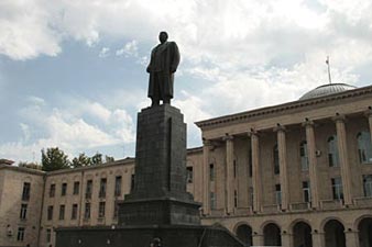 В грузинском Гори снесли памятник Сталину 