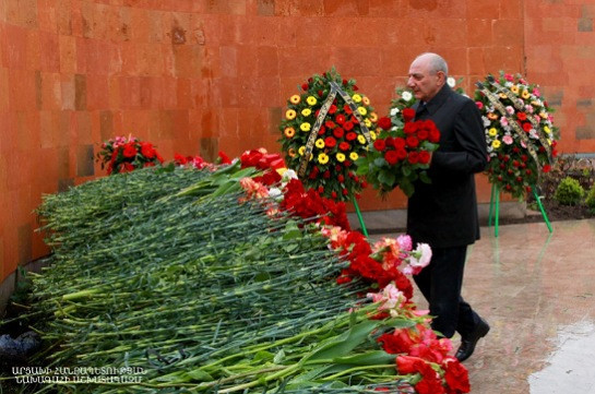 Бако Саакян возложил венок к памятнику безвинным жертвам Геноцида армян 1915 года