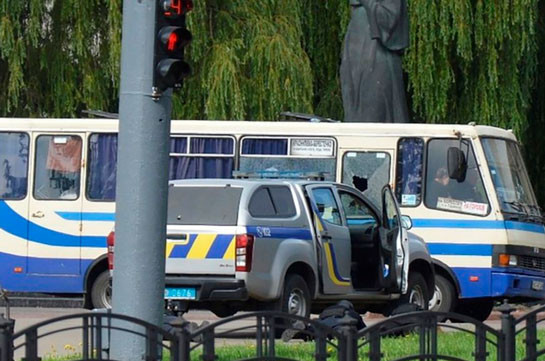 Ukraine gunman holds 20 hostages on bus