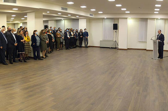 Armenia’s resigned FM meets staff, strongly urges to preserve the Armenian state structure