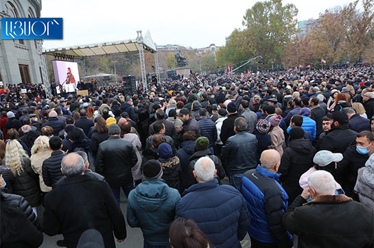 Армения уходит. Концерт Кохар на площади свободы в Ереване. Погоня на площади в Ереване. Вчера в Ереване собрались армяне пели Катюшу.