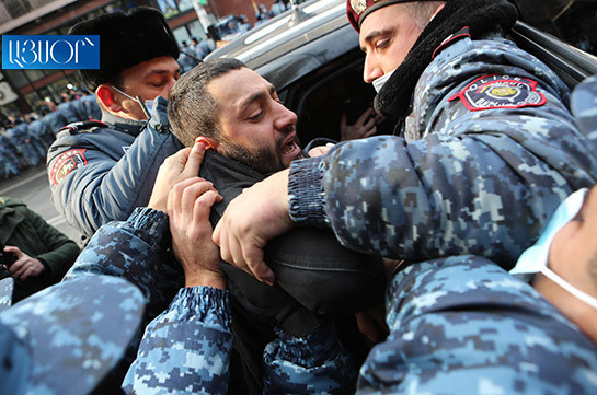 Полиция Армении задержала 34 участников акций протеста с требованием отставки Пашиняна