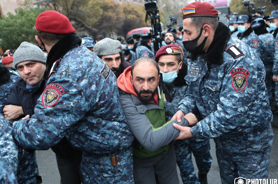 Стычки между демонстрантами и полицией произошли на акции с требованием отставки Пашиняна (Видео)