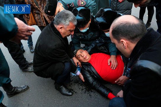 Police apprehend group of people from France Square in Yerevan (video)