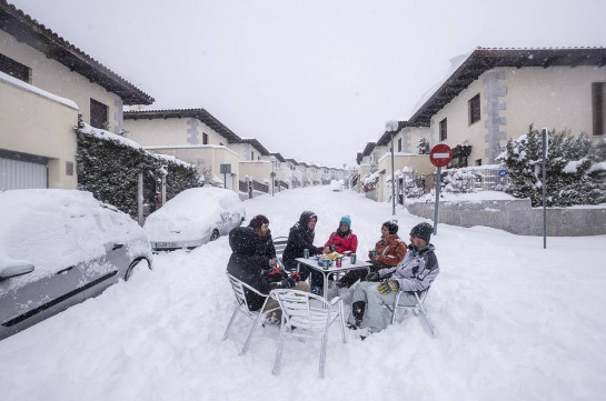 Worst snowstorm in decades batters Spain