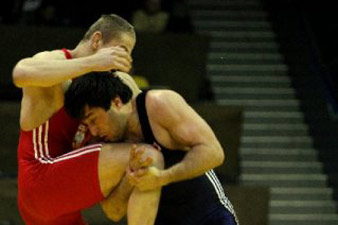 Wrestling: Edgar Yenokyan vs. Siarhei Pernikau in 1/4 final