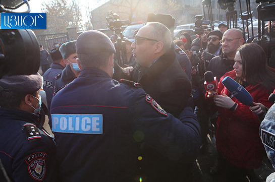 Полиция Армении задерживает участников оппозиционного митинга (Видео)