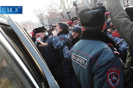 Полиция Армении задержала 8 участников оппозиционного митинга (Видео)