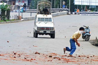 Police clash with protesters in India 