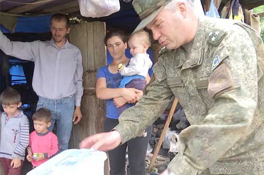 Российские миротворцы организовали передачу гуманитарной помощи беженцам и многодетным семьям отдаленных поселков Нагорного Карабаха