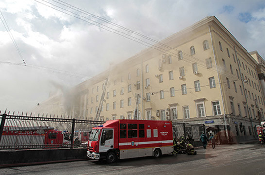 В центре Москвы загорелось здание