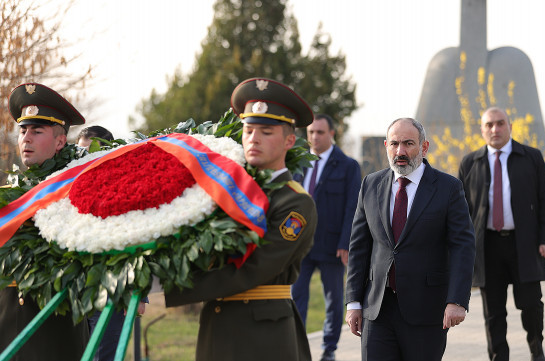 Премьер-министр почтил память героев Четырехдневной апрельской войны