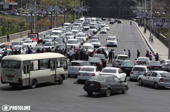 Բողոքի ակցիա. Երիտասարդները փակել են Հաղթանակի կամուրջը