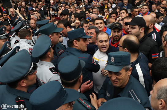 Полиция попыталась воспрепятствовать установлению палаток на площади Свободы (Видео, фото)