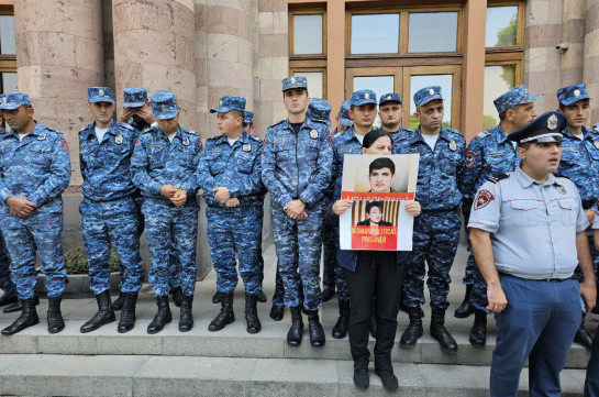 «Свободу Гаяне!»: перед зданием правительства продолжается акция родителей погибших военнослужащих