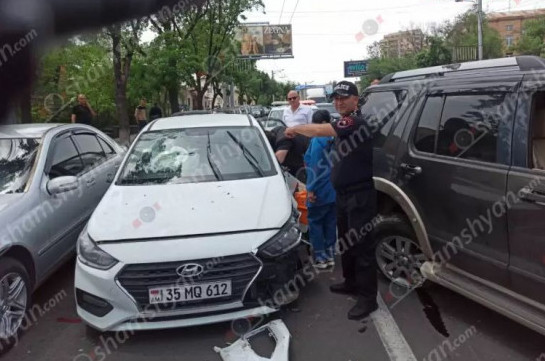 Երևանում 77-ամյա տատիկը Hyundai-ով բախվել է 2 Mercedes-ի, Chevrolet-ի, Honda-ի և Ford-ի