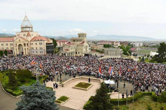 Հանրահավաքին կոչ հնչեց ուղղված բոլորին, բացի ՀՀ կառավարությանը, որը փաստացի ճանաչել է Արցախը որպես Ադրբեջանի մաս