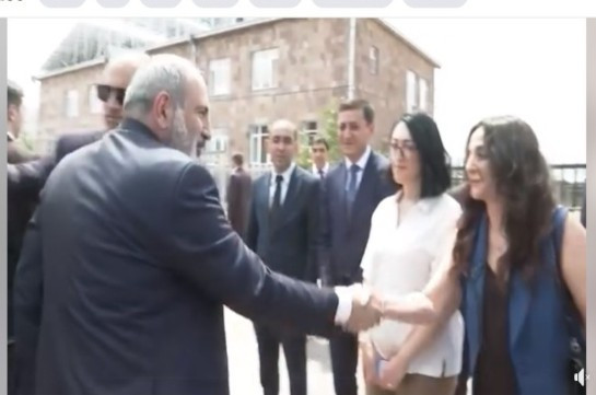 «Բարի գալուստ մեր գյուղ». Վաղաշենում Նիկոլ Փաշինյանին դիմավորել է ՔՊ-ական պատգամավորը (տեսանյութ)