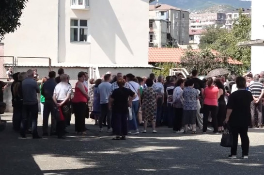 В блокадном Степанакерте длинные очереди за талонами на хлеб (Видео)