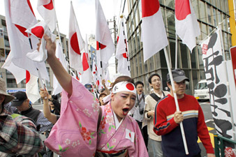 В Японии тысячи демонстрантов требуют жестких мер против Китая 