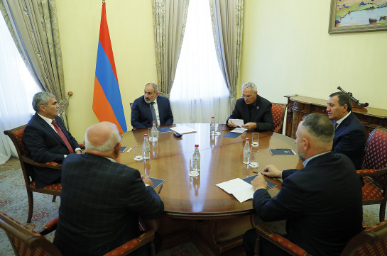 Փաշինյանը հանդիպել է Արամ Սարգսյանի, Լևոն Շիրինյանի, Մհեր Տերտերյանի, Տիգրան Խզմալյանի, Տիգրան Արզաքանցյանի հետ