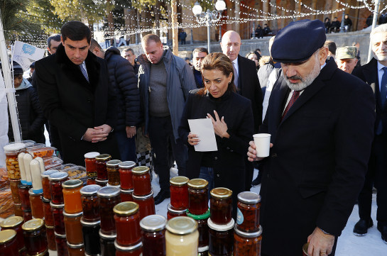 Փաշինյանը կնոջ հետ Ջերմուկում Ամանորյա բացօթյա համերգի է մասնակցել