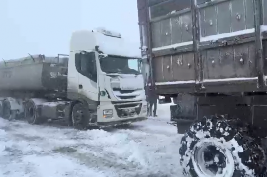 На трассе Горис-Сисиан грузовик с прицепом застрял в снегу