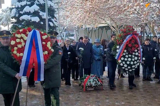 В Ереване российские дипломаты возложили цветы к памятнику детям блокадного Ленинграда